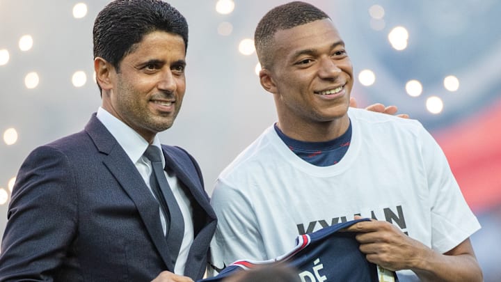 Nasser Al-Khelaifi e Kylian Mbappé no anúncio oficial de renovação no último sábado 