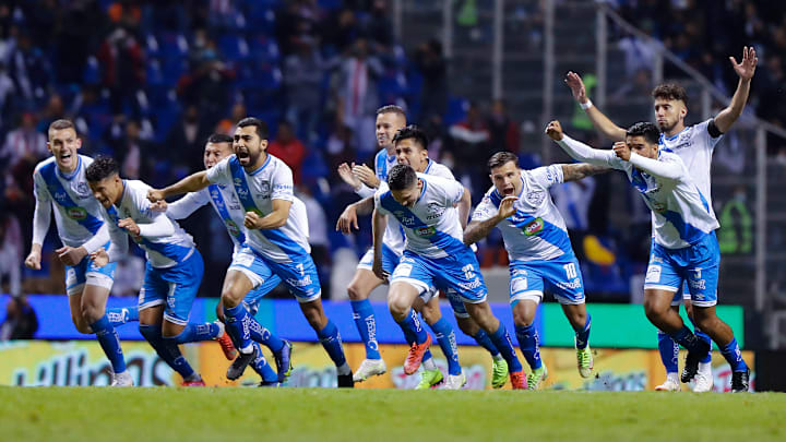 Jugadores del Puebla celebran su pase a los cuartos de final.