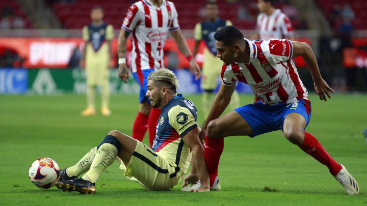 Henry Martin y Sepúlveda en la pelea de un balón.