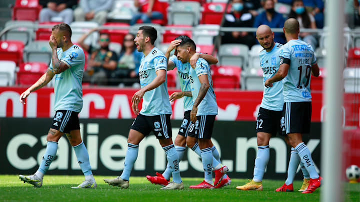 Jugadores de Tigres UANL celebran un gol ante Toluca.