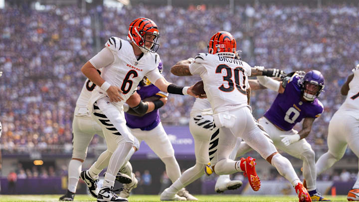 Sep 21, 2025; Minneapolis, Minnesota, USA; Cincinnati Bengals quarterback Jake Browning (6) hands off to running back Chase Brown (30) during the first half against the Minnesota Vikings at U.S. Bank Stadium. Mandatory Credit: Brad Rempel-Imagn Images Sep 21, 2025; Minneapolis, Minnesota, USA; Cincinnati Bengals quarterback Jake Browning (6) hands off to running back Chase Brown (30) during the first half against the Minnesota Vikings at U.S. Bank Stadium. Mandatory Credit: Brad Rempel-Imagn Images