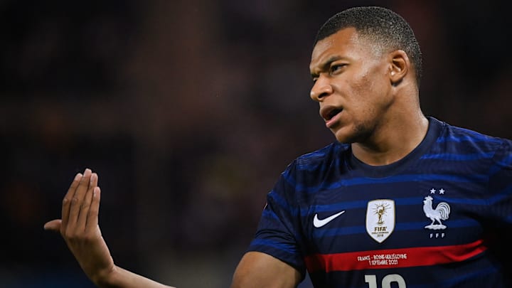 Kylian Mbappé avec le maillot de l'Equipe de France