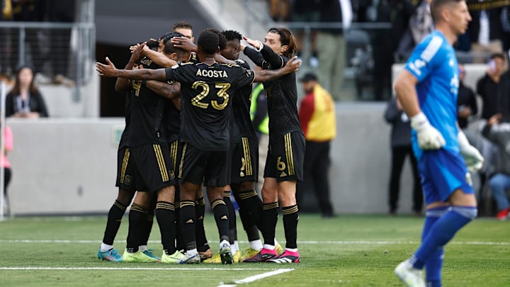 Jugadores de Los Angeles Football Club celebran un gol.
