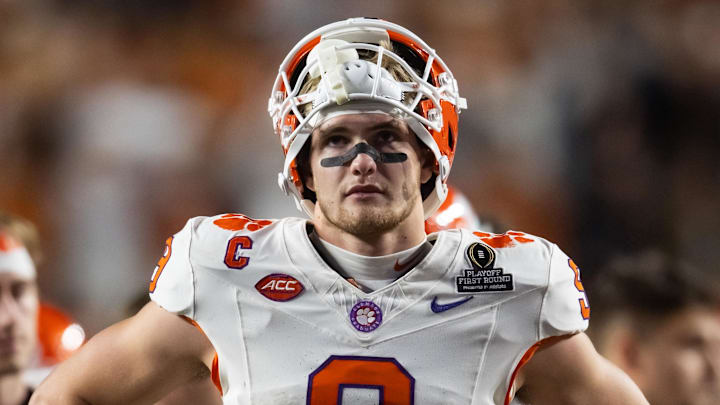 Dec 21, 2024; Austin, Texas, USA; Clemson Tigers tight end Jake Briningstool (9) against the Texas Longhorns during the CFP National playoff first round at Darrell K Royal-Texas Memorial Stadium.  
