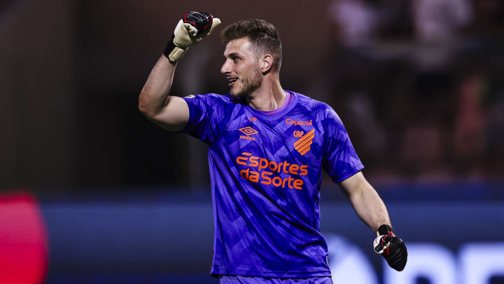 Bento deixa o Athletico-PR para atuar no Al-Nassr