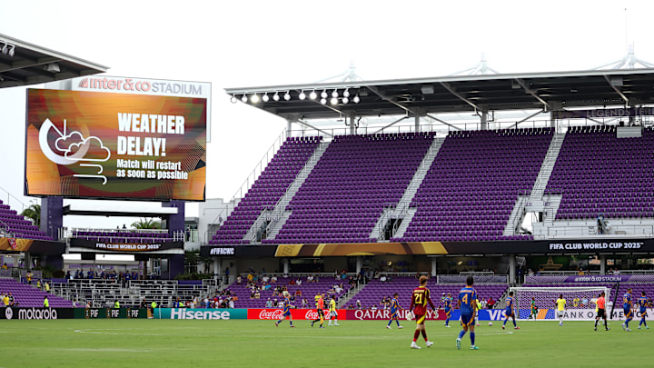 Jogadores já estavam prontos para a bola rolar Jogadores já estavam prontos para a bola rolar
