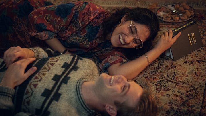 Ambika Mod as Emma & Leo Woodall as Dexter in One Day - Netflix
