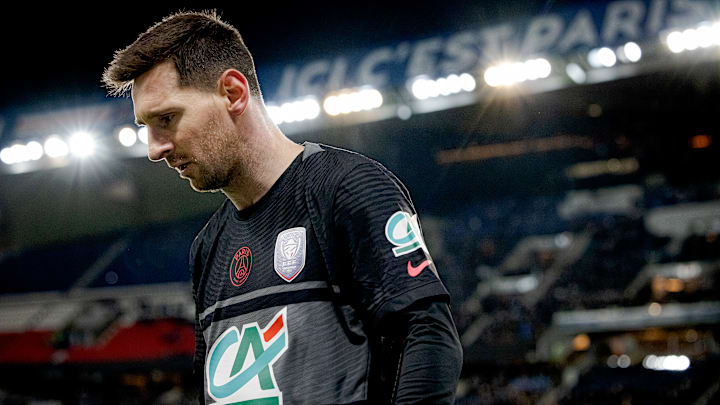 Messi converteu pênalti na disputa final, mas não foi suficiente para evitar a queda precoce do time parisiense no torneio