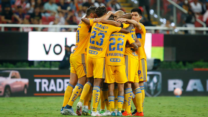 Jugadores de Tigres UANL celebran un gol.