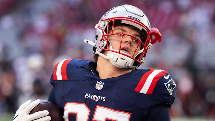 Dec 15, 2024; Glendale, Arizona, USA; New England Patriots tight end Jack Westover (87) against the Arizona Cardinals at State Farm Stadium. Mandatory Credit: Mark J. Rebilas-Imagn Images Dec 15, 2024; Glendale, Arizona, USA; New England Patriots tight end Jack Westover (87) against the Arizona Cardinals at State Farm Stadium. Mandatory Credit: Mark J. Rebilas-Imagn Images