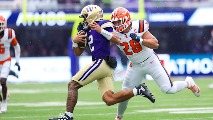 Illinois linebacker Dylan Rosiek (28) chases down Washington quarterback Demond Williams Jr. (2) in the Illini's 42-25 loss against the Huskies on Saturday in Seattle. Illinois linebacker Dylan Rosiek (28) chases down Washington quarterback Demond Williams Jr. (2) in the Illini's 42-25 loss against the Huskies on Saturday in Seattle.
