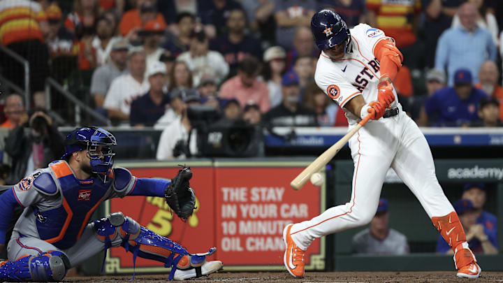 Mar 27, 2025; Houston, Texas, USA; Houston Astros right fielder Cam Smith (11) hits a single against the New York Mets in the third inning at Daikin Park. Mar 27, 2025; Houston, Texas, USA; Houston Astros right fielder Cam Smith (11) hits a single against the New York Mets in the third inning at Daikin Park.