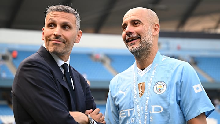 Pep Guardiola y Chairman Khaldoon Al Mubarak, presidente del Manchester City