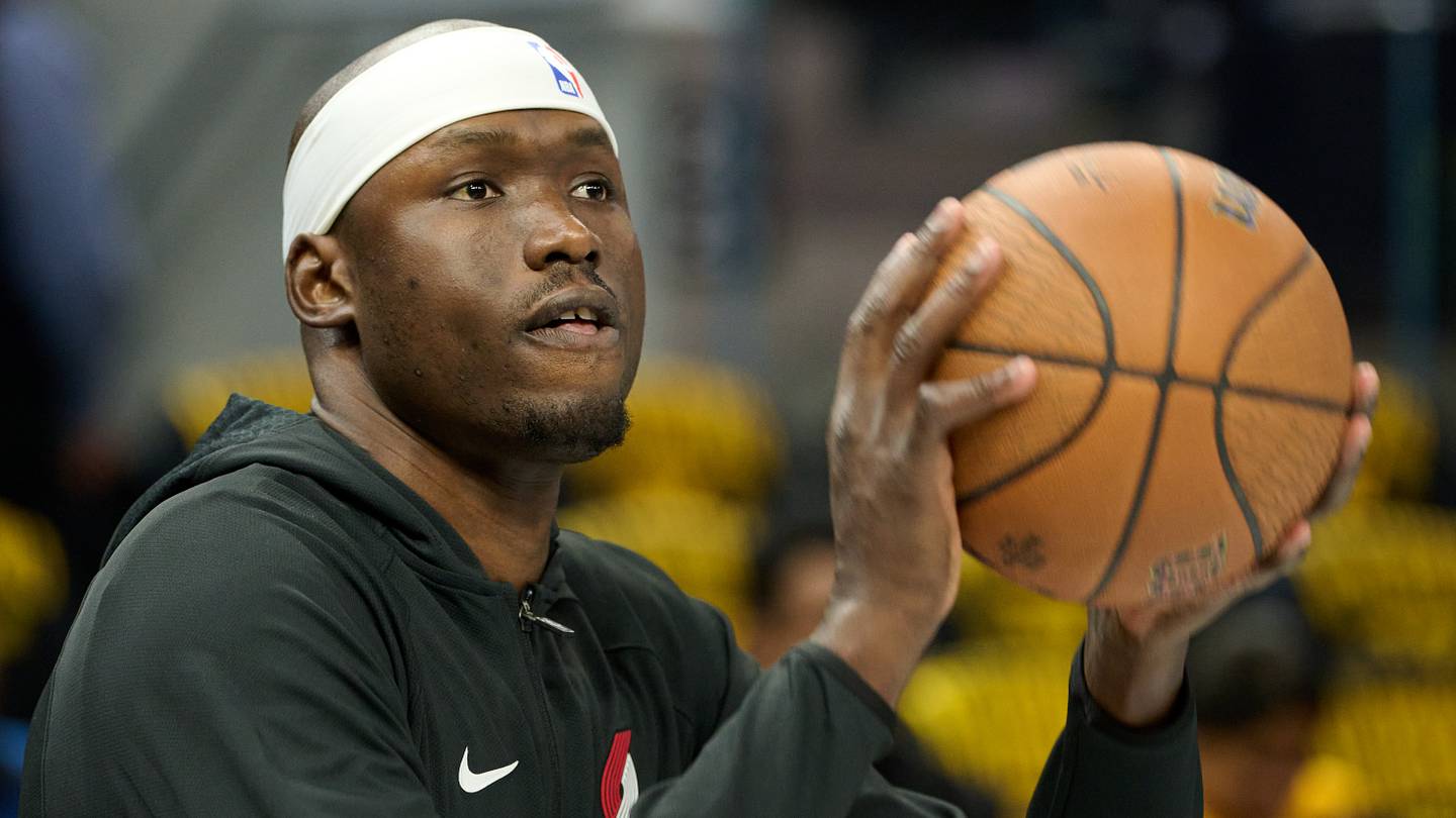 Suns Sign Former Trail Blazers Center After Mark Williams Injury