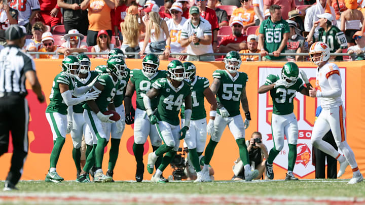 Sep 21, 2025; Tampa, Florida, USA; New York Jets defensive end Will McDonald IV (9) is congratulated after he ran a blocked punt back for a touchdown against the Tampa Bay Buccaneers during the second half at Raymond James Stadium. Mandatory Credit: Kim Klement Neitzel-Imagn Images Sep 21, 2025; Tampa, Florida, USA; New York Jets defensive end Will McDonald IV (9) is congratulated after he ran a blocked punt back for a touchdown against the Tampa Bay Buccaneers during the second half at Raymond James Stadium. Mandatory Credit: Kim Klement Neitzel-Imagn Images