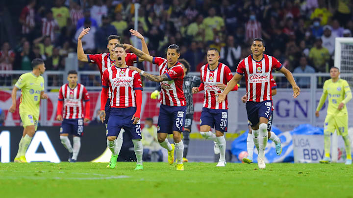 Jugadores de Chivas celebran un gol.