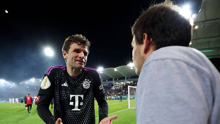 Thomas Müller im Gespräch mit einem Bayern-Fan