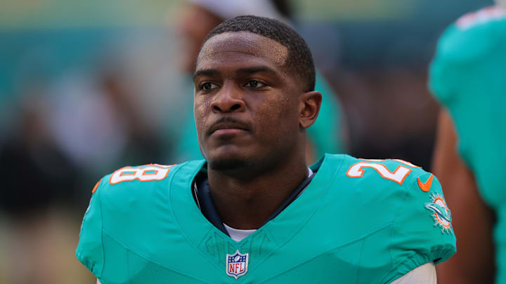 Miami Dolphins running back De'Von Achane warms up before a game against the Tampa Bay Buccaneers at Hard Rock Stadium. 