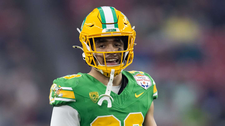 Jan 1, 2024; Glendale, AZ, USA; Oregon Ducks defensive back Evan Williams (33) against the Liberty