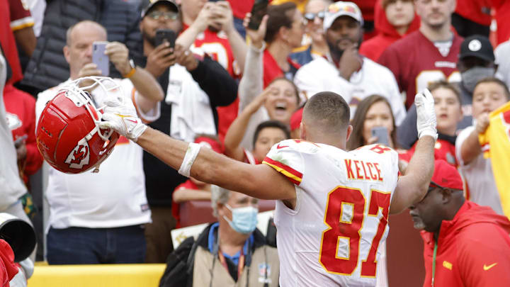 Oct 17, 2021; Landover, Maryland, USA; Kansas City Chiefs tight end Travis Kelce (87) celebrates while leaving the field after the Chiefs' game against the Washington Football Team at FedExField. Mandatory Credit: Geoff Burke-Imagn Images Oct 17, 2021; Landover, Maryland, USA; Kansas City Chiefs tight end Travis Kelce (87) celebrates while leaving the field after the Chiefs' game against the Washington Football Team at FedExField. Mandatory Credit: Geoff Burke-Imagn Images