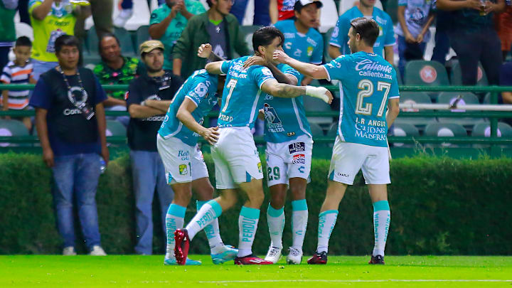 Jugadores del León celebran un gol.