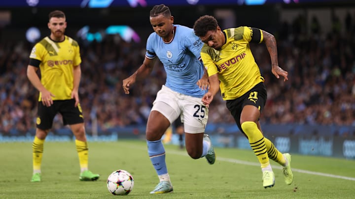 Manuel Akanji duelliert sich nicht nur auf dem Feld mit seinem Ex-Verein