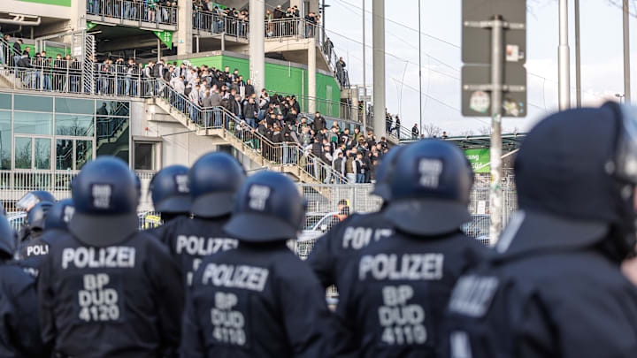 Die Polizei geriet mit Fans von Werder Bremen aneinander Die Polizei geriet mit Fans von Werder Bremen aneinander