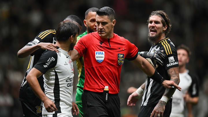 Rafael Klein teve jornada ruim em Galo x Corinthians Rafael Klein teve jornada ruim em Galo x Corinthians
