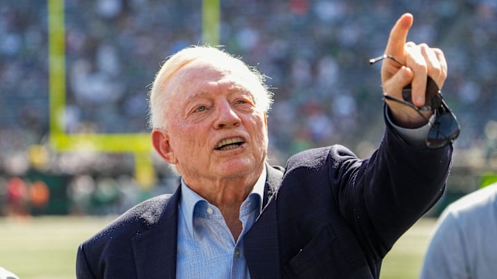 Jerry Jones is standing behind Matt Eberflus despite how poorly the Cowboys' defense has started the season. 