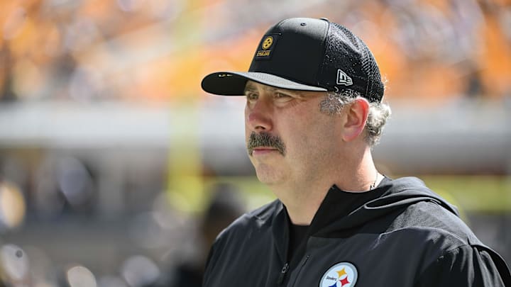 Sep 14, 2025; Pittsburgh, Pennsylvania, USA; Pittsburgh Steelers offensive coordinator Arthur Smith walks the sideline before a game against the Seattle Seahawks at Acrisure Stadium. Mandatory Credit: Barry Reeger-Imagn Images Sep 14, 2025; Pittsburgh, Pennsylvania, USA; Pittsburgh Steelers offensive coordinator Arthur Smith walks the sideline before a game against the Seattle Seahawks at Acrisure Stadium. Mandatory Credit: Barry Reeger-Imagn Images