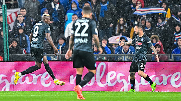 Osimhen festeggiato dopo il gol Osimhen festeggiato dopo il gol