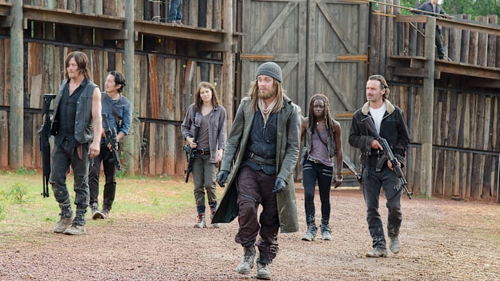 Steven Yeun as Glenn Rhee, Danai Gurira as Michonne, Michael Cudlitz as Abraham, Andrew Lincoln as Rick Grimes, Lauren Cohan as Maggie Greene, Norman Reedus as Daryl Dixon, and Tom Payne as Jesus - The Walking Dead season 6