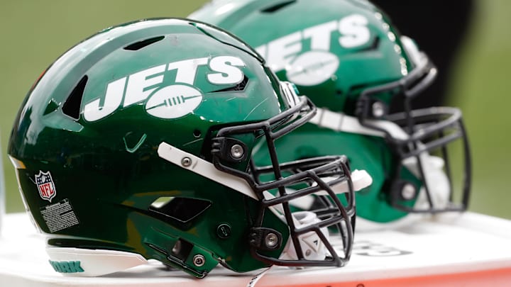 Oct 2, 2022; Pittsburgh, Pennsylvania, USA; New York Jets helmets on the sidelines against the Pittsburgh Steelers during the second quarter at Acrisure Stadium. Mandatory Credit: Charles LeClaire-Imagn Images Oct 2, 2022; Pittsburgh, Pennsylvania, USA; New York Jets helmets on the sidelines against the Pittsburgh Steelers during the second quarter at Acrisure Stadium. Mandatory Credit: Charles LeClaire-Imagn Images