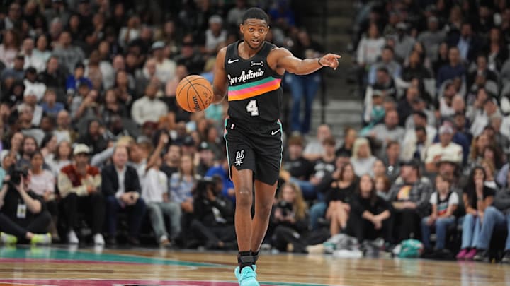 Nov 12, 2025; San Antonio, Texas, USA; San Antonio Spurs guard De'Aaron Fox (4) directs a play in the first half against the Golden State Warriors at Frost Bank Center. Mandatory Credit: Daniel Dunn-Imagn Images Nov 12, 2025; San Antonio, Texas, USA; San Antonio Spurs guard De'Aaron Fox (4) directs a play in the first half against the Golden State Warriors at Frost Bank Center. Mandatory Credit: Daniel Dunn-Imagn Images