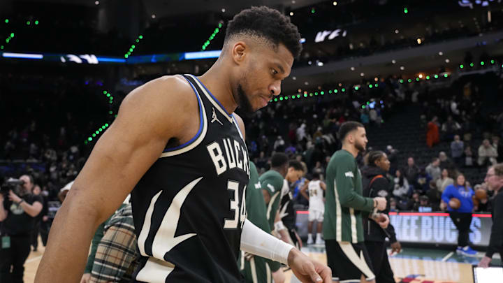 Giannis Antetokounmpo finalmente se quedará en los Bucks por lo que resta de campaña