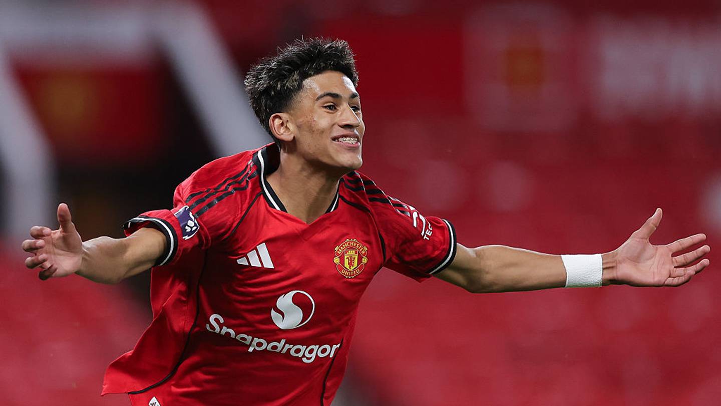 Man Utd Prodigy ‘Capable’ of Stepping Up to First Team After Scooping Premier League Award