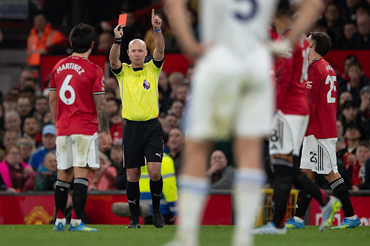 利桑德罗·马丁内斯在对阵利兹联时被红牌罚下