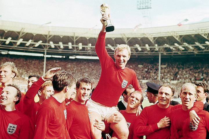 Bobby Moore holding World Cup trophy บ็อบบี้ มัวร์ ยกถ้วยรางวัลฟุตบอลโลก