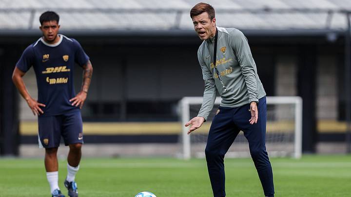 Esteban Solari, en un entrenamiento con Pumas Esteban Solari, en un entrenamiento con Pumas