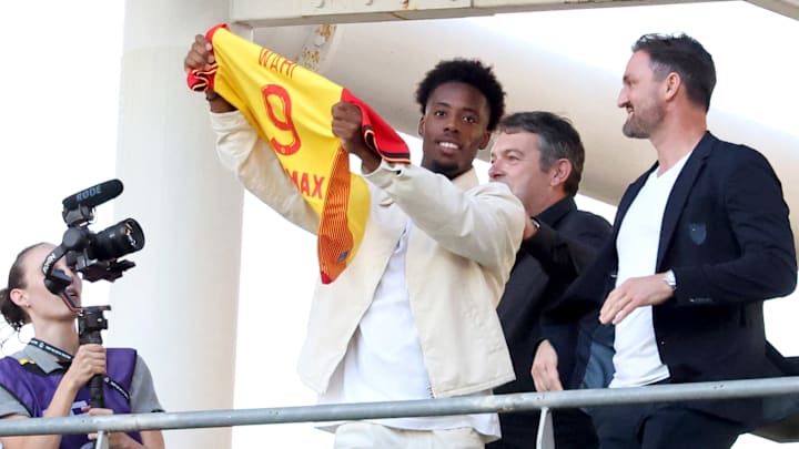 Elye Wahi tentera de lui répondre très rapidement. Elye Wahi tentera de lui répondre très rapidement.