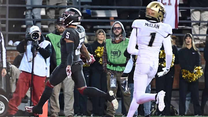 Nov 17, 2023; Pullman, Washington, USA; Washington State Cougars wide receiver Lincoln Victor (5)