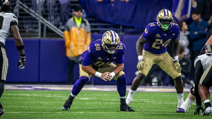 Tight end Quentin Moore waits for the UW play to begin. 