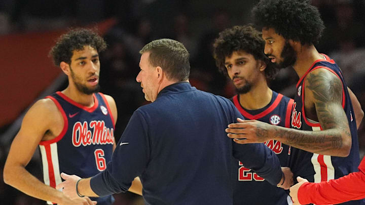 Ole Miss basketball coach Chris Beard meets with guarda Ilias Kamardine (6), and Patton Pinkins (23), and forward James Scott (4) during a pause in the NCAA college basketball game against Tennessee on February 3, 2026, in Knoxville, Tennessee.