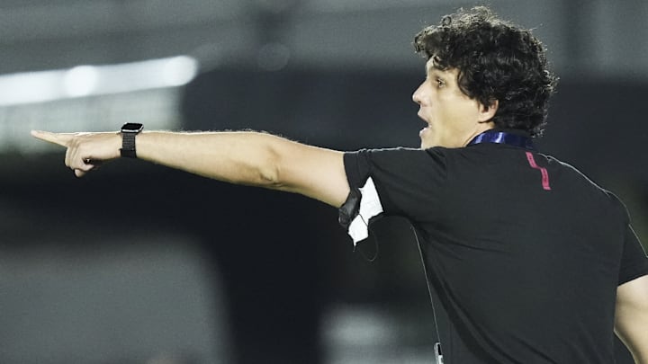 Com olhar de Maurício Barbieri, Vasco busca mais um ou dois goleiros e ao menos um meia para o início da temporada. 