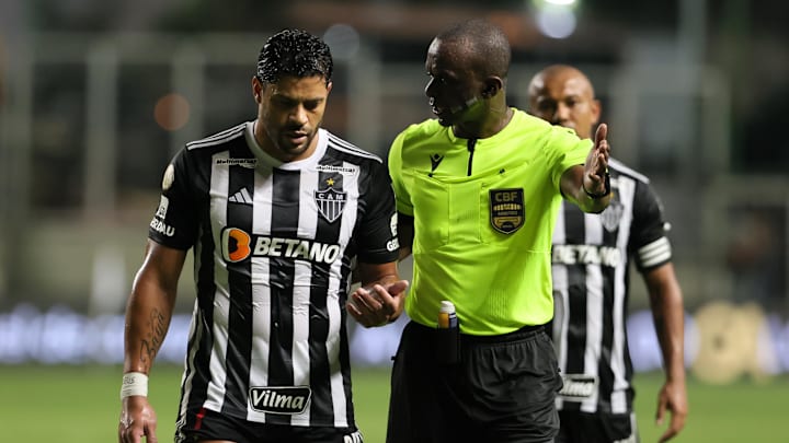 Hulk foi flagrado conversando com Artur Jorge ao final do jogo