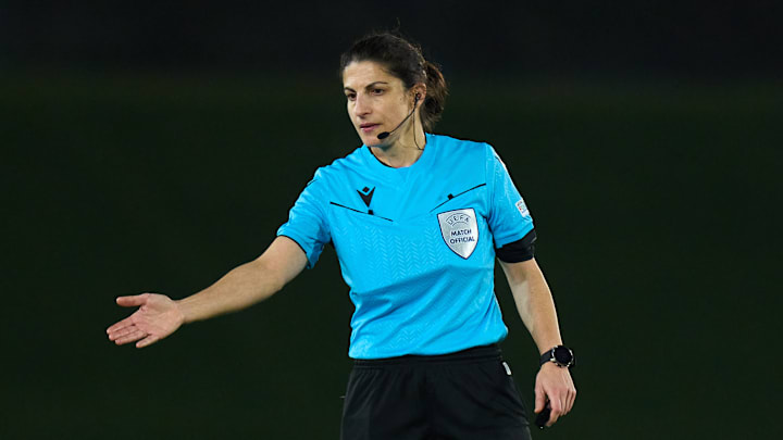 Dr. Riem Hussein gehört weiterhin zu den Schiedsrichterinnen der Bundesliga. 