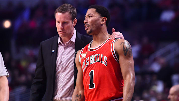 Former Chicago Bulls head coach Fred Hoiberg (L) talks with guard Derrick Rose (1) at the United Center.