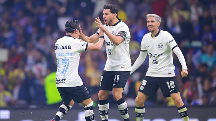 Jugadores del América celebran un gol ante Cruz Azul.
