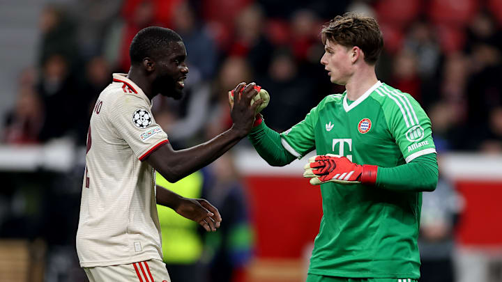 Dayot Upamecano (l.) bleibt den Bayern treu