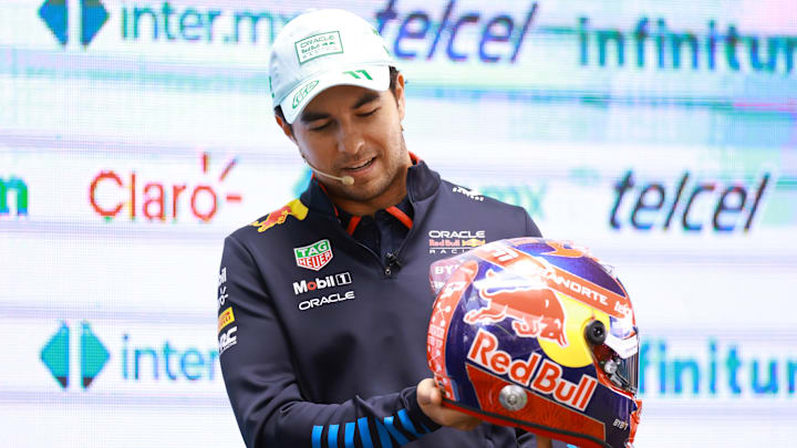 Sergio "Checo" Pérez mostrando su casco a la afición mexicana 